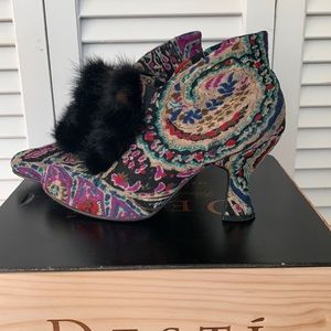 Baci Victorian tapestry and fur booties 8.5